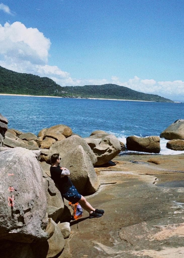 Eu na praia mas nas pedras