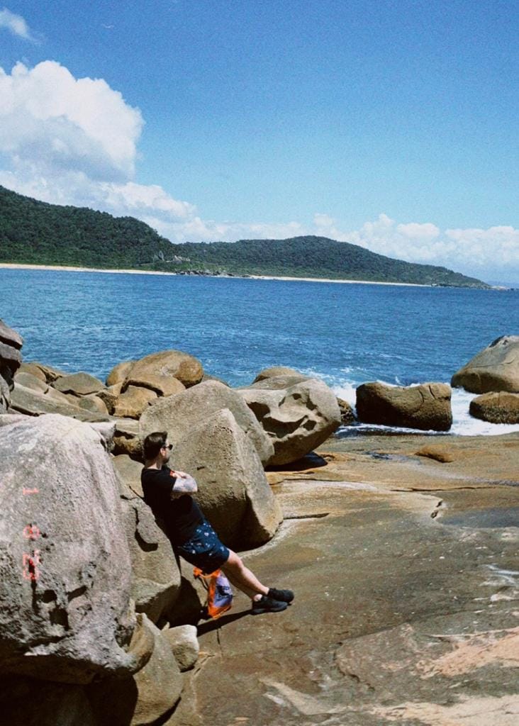 Felipe Frantz Zanini - desenvolvedor web e software engineer nas pedras da praia