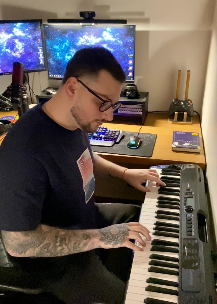 Felipe Frantz Zanini tocando teclado - software engineer e desenvolvedor de jogos indie